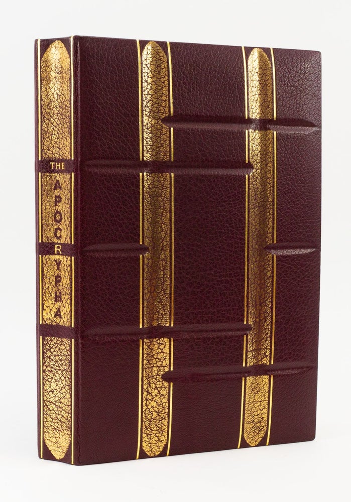 (ST17613) THE APOCRYPHA. BINDINGS - STUART BROCKMAN, BIBLE IN ENGLISH, CRESSET PRESS.